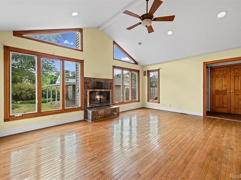 Building Photo - 4010 Linwood Ave