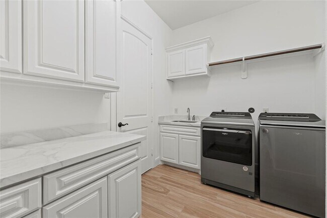 Building Photo - 32711 Wales Cir