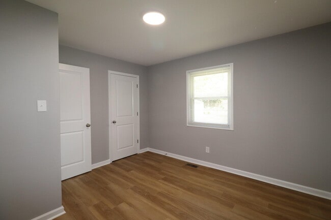 Building Photo - 115 Lynnwood Dr