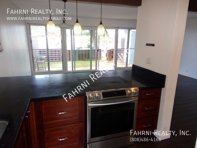 Building Photo - PALEHUA GARDENS - Upgraded 3 Bedroom Townhome