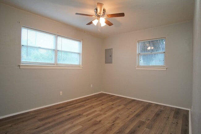Building Photo - Well-Maintained 3BR/2BA Home with Fenced Y...