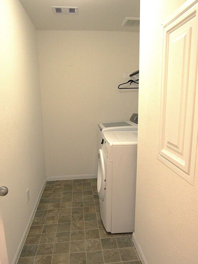 Building Photo - Conveniently located townhome in gated com...