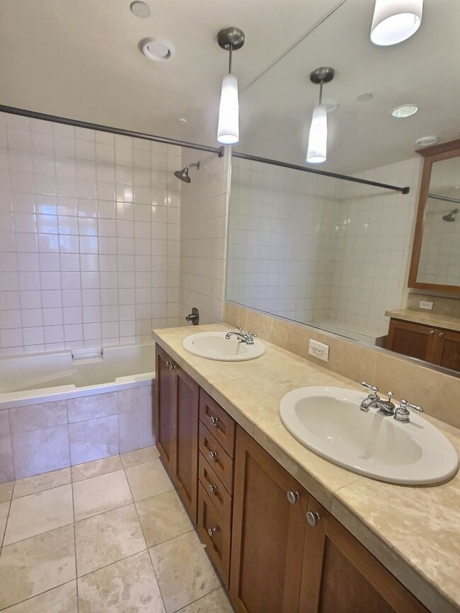 Building Photo - Ideally Located 3 Bedroom Townhouse with Cahill Park Views