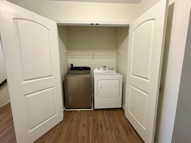 Building Photo - 3 Bedroom 2.5 Bathroom Townhome in Mechanicsburg!