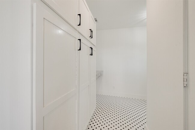 Building Photo - 1512 W 21st St