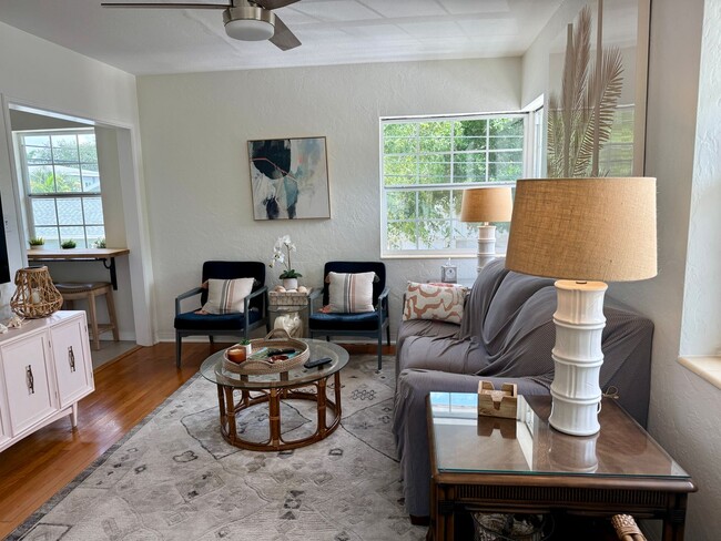 Building Photo - Adorable OLD NE garage 1/1 apartment - FUL...