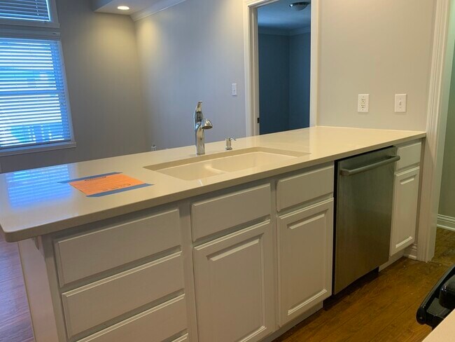 Building Photo - Awesome Carriage House in Chatham Arch!