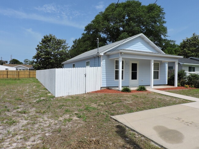 Building Photo - 121 Half Acre Ln