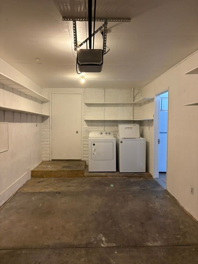 Building Photo - Cozy 2-Bedroom Duplex for Rent!