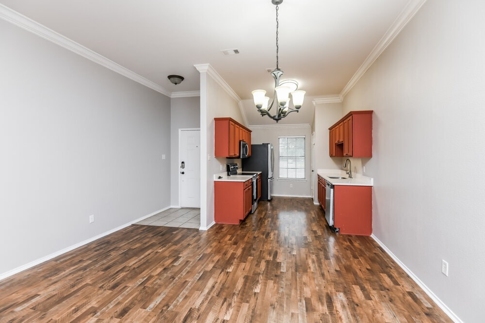 Building Photo - 1300 Maple Terrace Dr