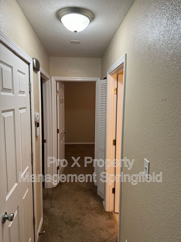 Building Photo - 1050 W Elm St