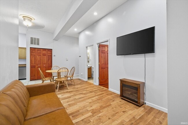 Building Photo - 110 W 6th St