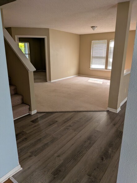 Building Photo - 10418 Memorial Knoll Dr