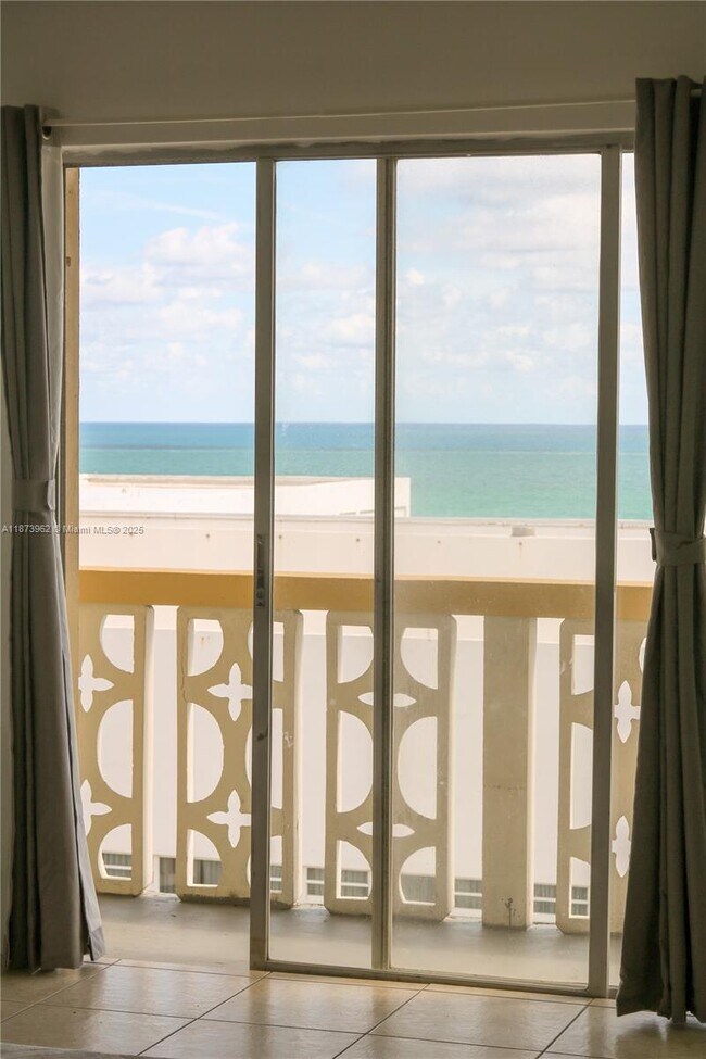 Primary Photo - 3100 Collins Ave