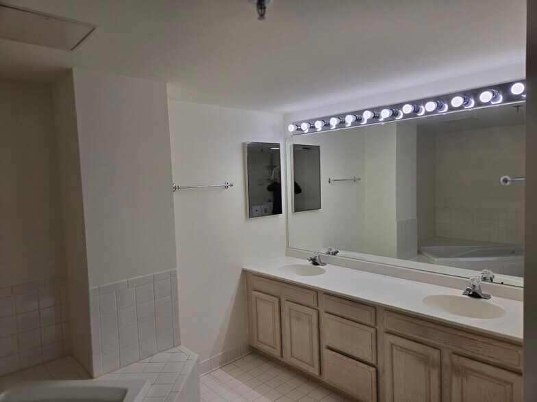 Building Photo - 5450 Whitley Park Ter