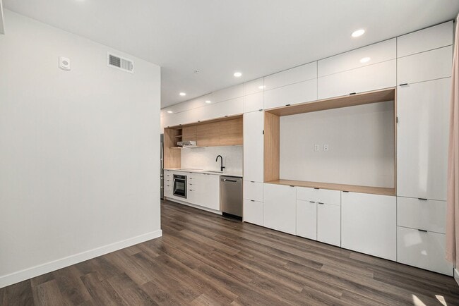 Building Photo - Centrally located 1 bedroom in the heart o...
