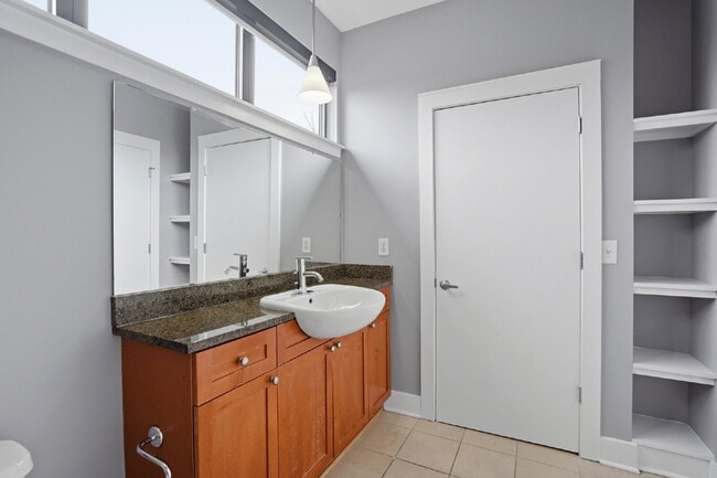 Building Photo - Modern Multi-Level 2BR Retreat with Garage Near Uptown Charlotte