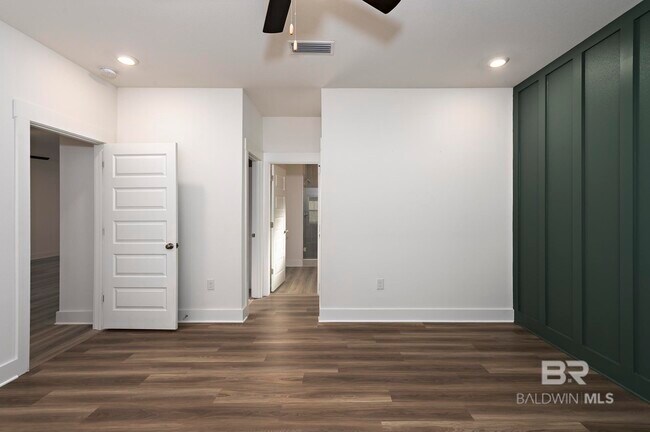 Building Photo - 231 Bronze St