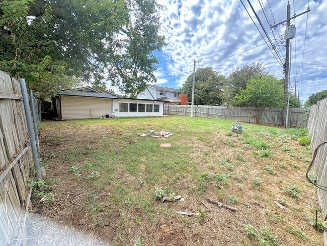 Building Photo - Spacious 4 Bedroom, 2 Bathroom Home with L...