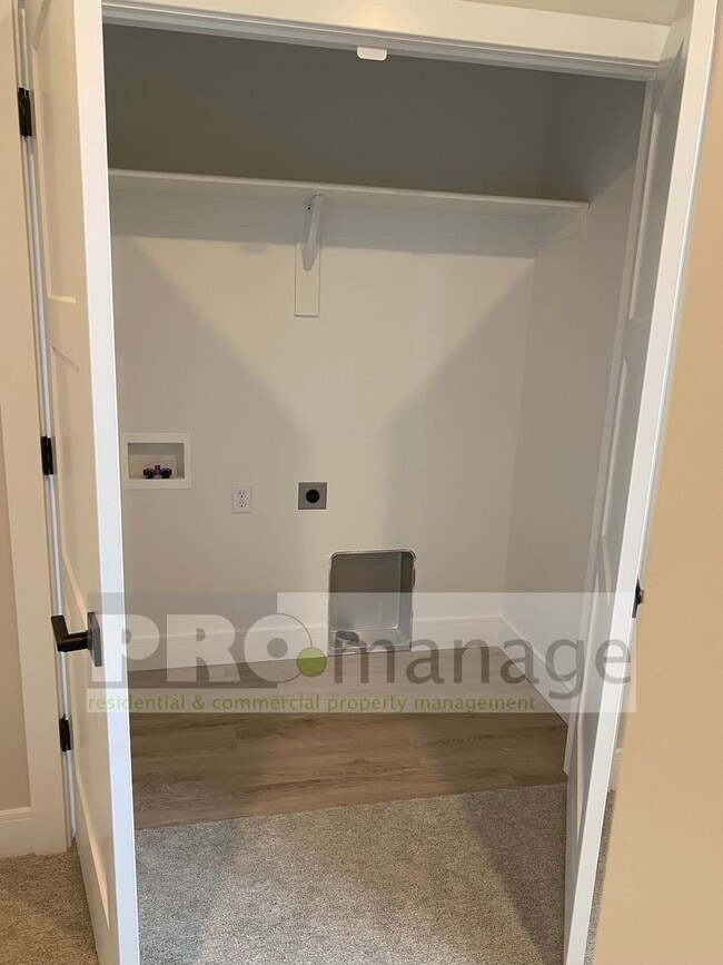 Building Photo - Townhouse with 3 bedrooms / 2 bathrooms in...