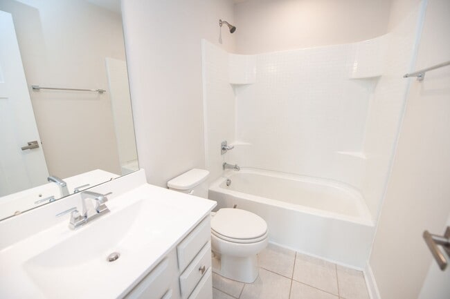Building Photo - 3BR/2.5BA Modern Townhome on Spartanburg’s...