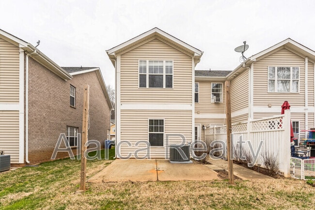 Building Photo - 111 Sherman Oaks Ln