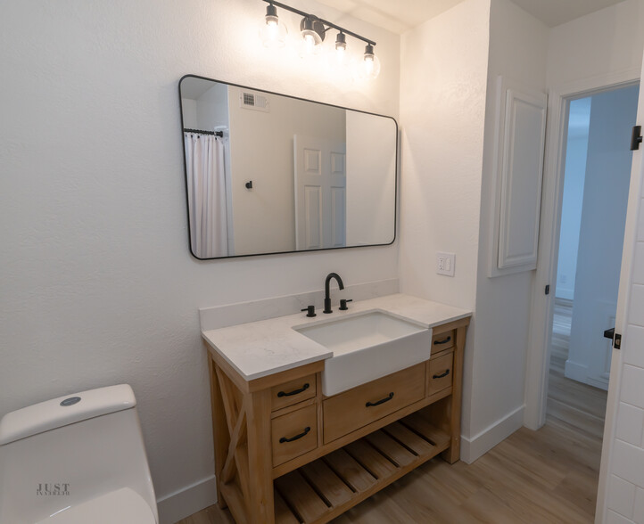 Primary bath alternate view - 907 5th
