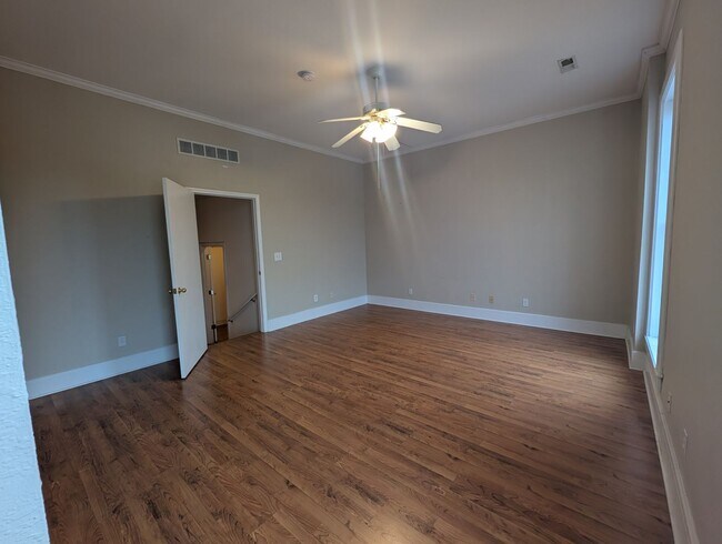 Building Photo - Huge 3 Bedroom/ 2 Bath Upstairs Apartment
