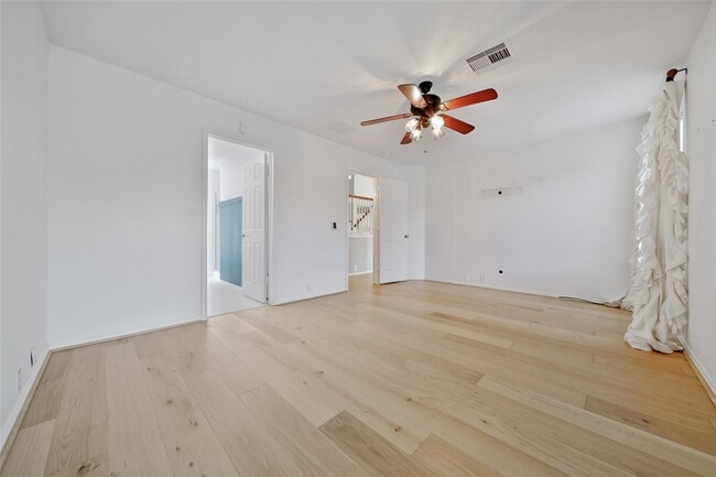 Building Photo - 5802 Spring Sunrise Dr