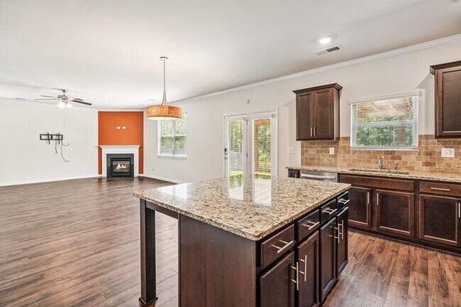 Building Photo - 3092 Hawthorn Farm Blvd
