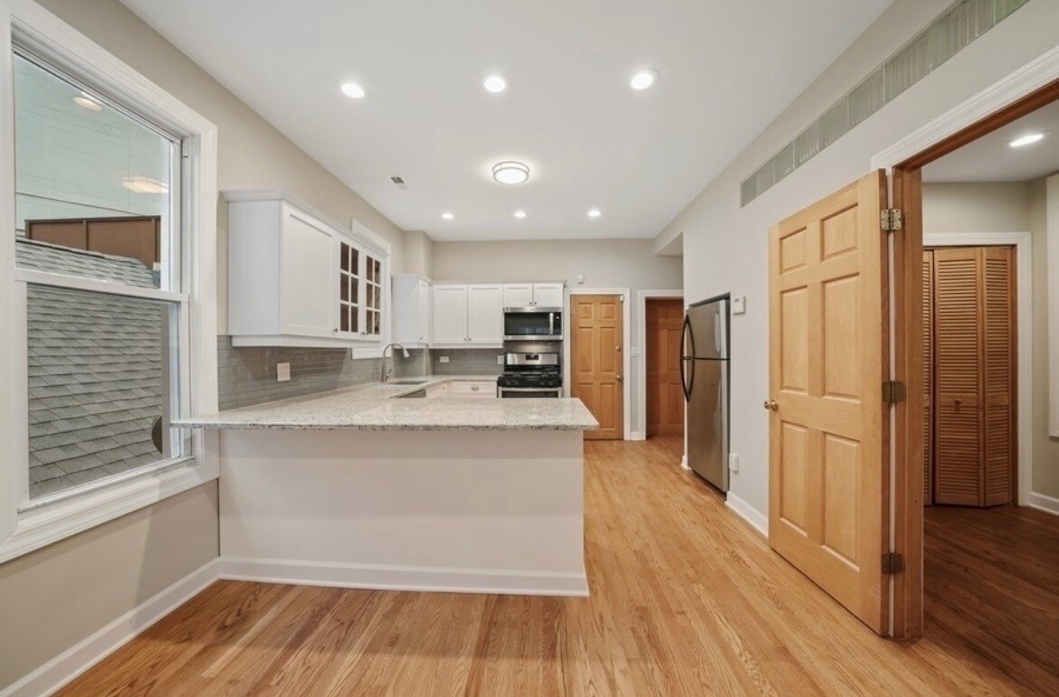 Building Photo - 1548 N Honore St