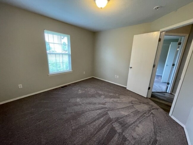 Building Photo - TOTALLY REMODELED - Ozark Walk out Basemen...