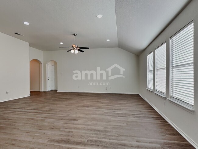 Building Photo - 924 Mesa Vista Dr