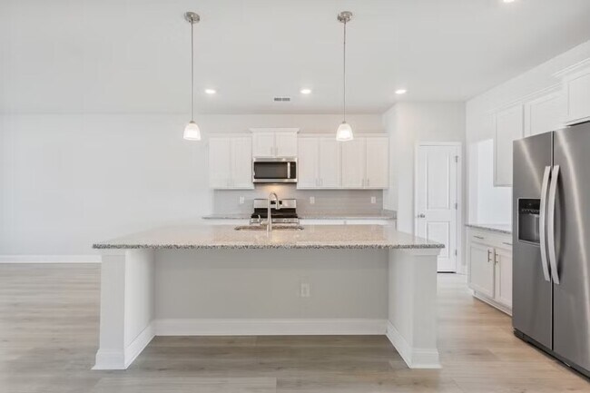 Building Photo - 2053 Ainsley Dr