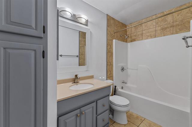 Building Photo - 801 Meadowlark Dr