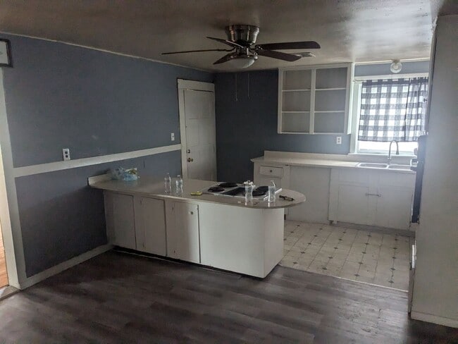 Building Photo - 3 Bed 1 Bath with Large Yard, Workshop, and Laundry Hookups