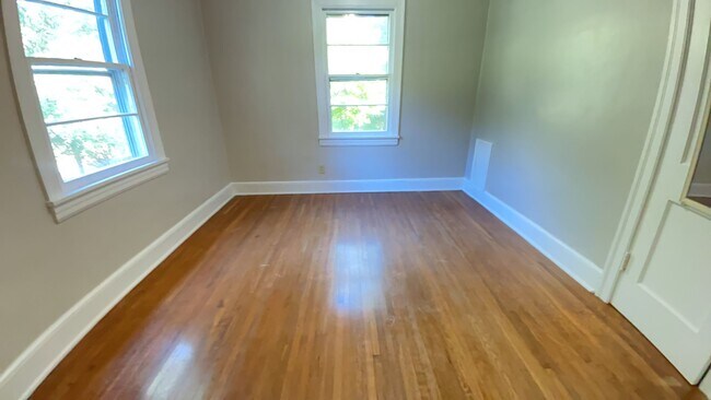 Building Photo - Spacious 2 Bedroom/1 Bath Home