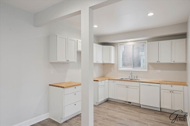 Building Photo - $1625 Fully remodeled, spacious 4 bedroom ...