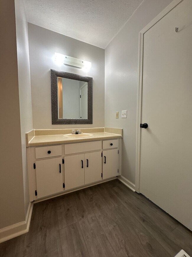 Building Photo - Updated 3BR Home Near Percy Priest & Airport – Fenced Yard & Easy Commute