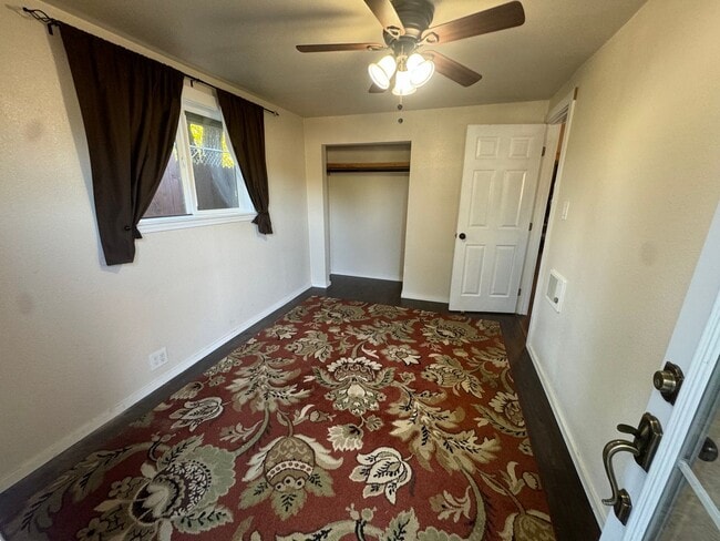 Building Photo - Roseburg 2 bedroom, 1 bath house with garage