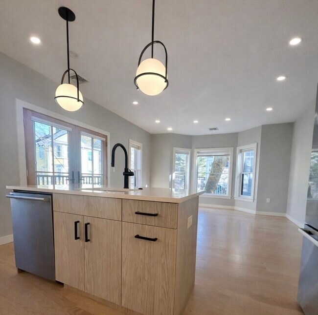 Building Photo - 99 Williams St