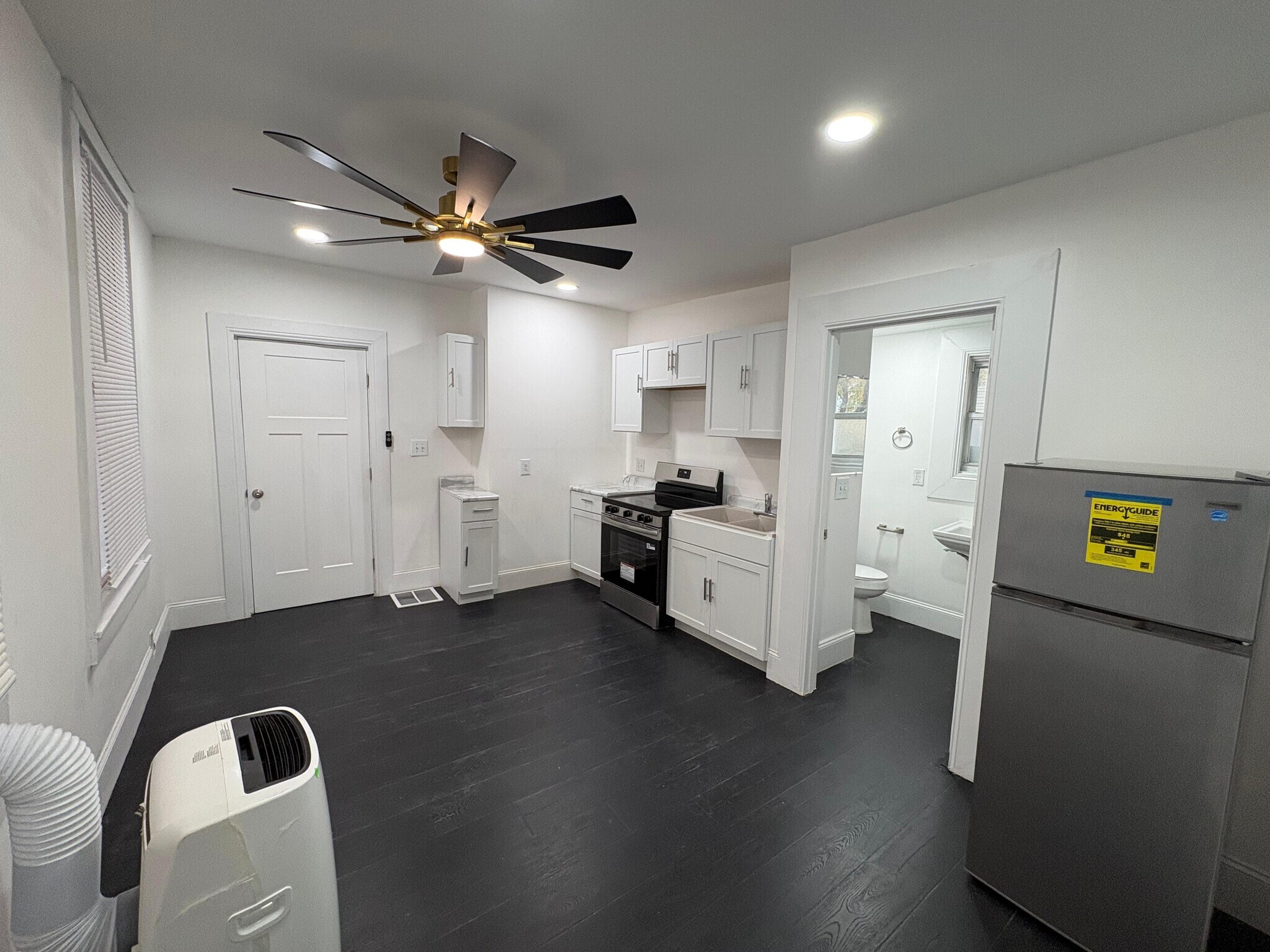 Building Photo - 230 E 10th St