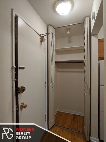 Building Photo - 502 W Briar Pl