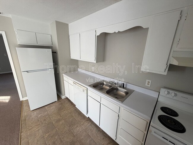 Building Photo - 2247 Sherwood Ave