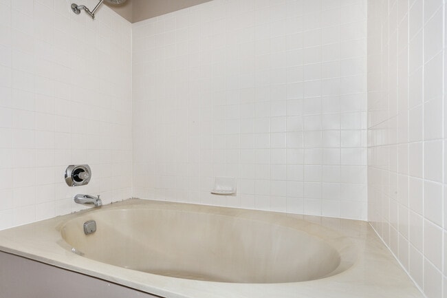 Building Photo - 2226 S Linden Ct