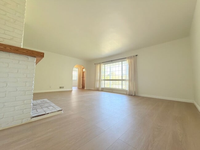 Building Photo - Stunning 4-Bedroom Home in Quiet North Hills