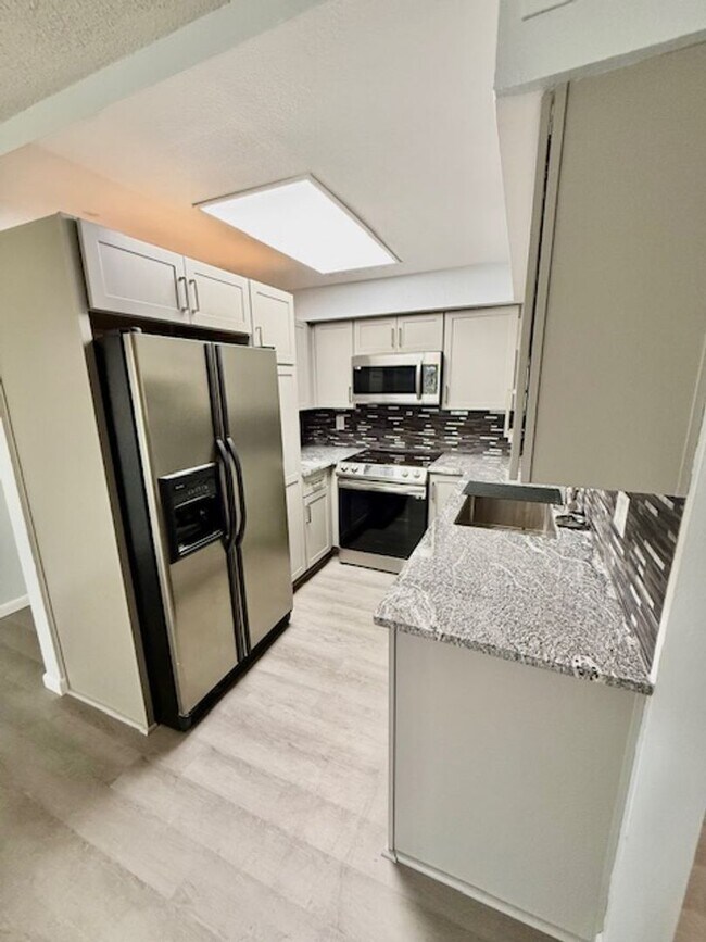 Building Photo - Beautifully remodeled 2 bedroom condo at w...