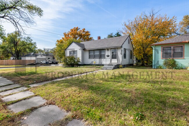 Building Photo - 1701 N Floberta Rd