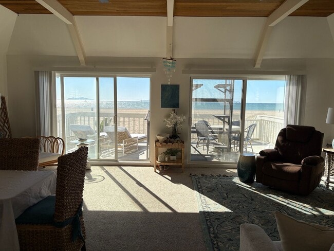 Building Photo - 4027-4029 Ocean Dr