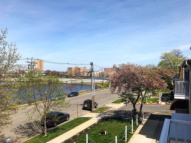 Building Photo - 510 5th Ave